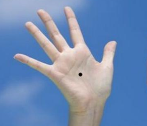 掌心痣是福是禍，看完這三點(diǎn)，再決定要不要點(diǎn)痣